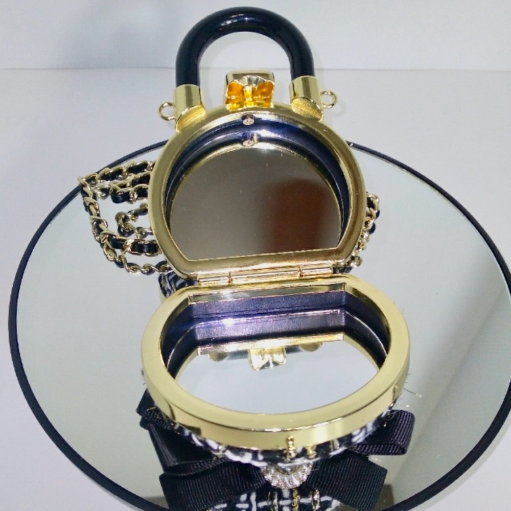 Elegant mirror crossbody compact